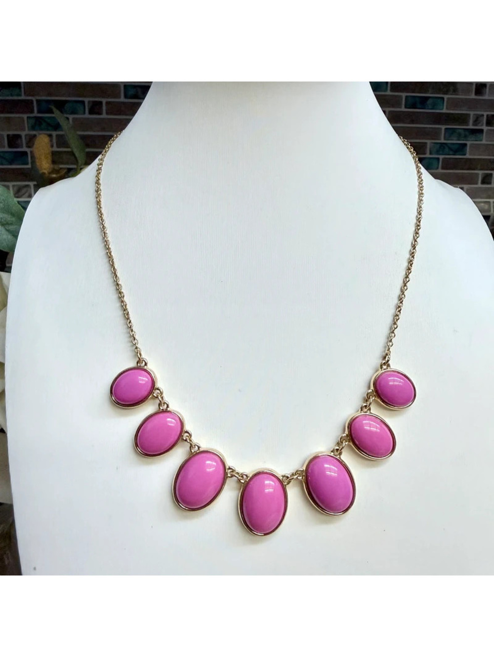 Liz Claiborne Pink Cabochon Statement Necklace Gold Tone Oval Bib Collar Link